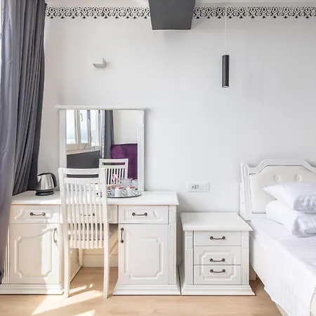 Charming 3* Split