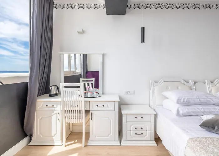 Charming 3* Split